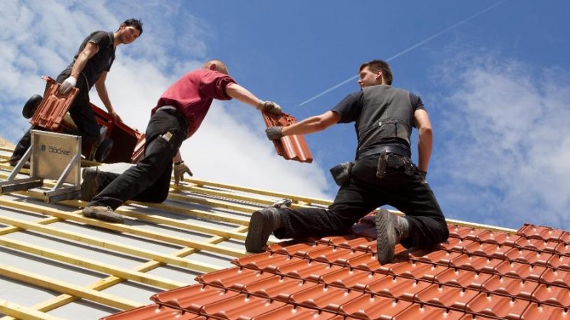 Why You Should Hire a Roofing Contractor Instead of Doing it Yourself