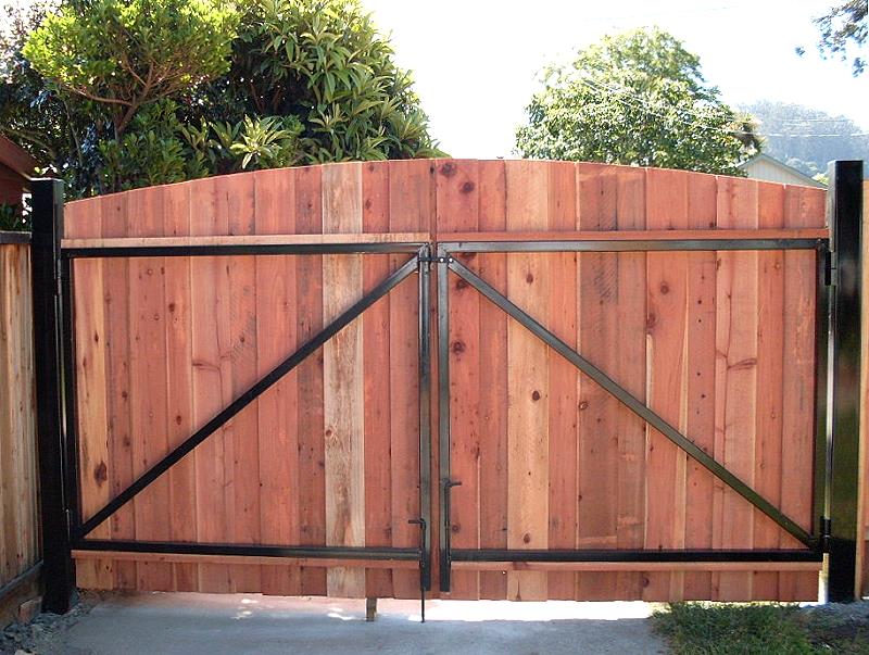 Advantages of a Wood Driveway Gate