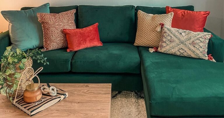 Embracing Comfort and Style: The Art of Selecting the Perfect Sofa with Cushions